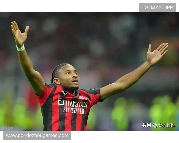 恩昆库点球破门后与普利西奇拥抱,展示锋线默契配合