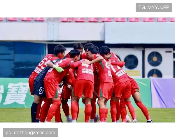 【2026年4月中超联赛·赛中·花絮镜头:山东泰山小球迷长途跋涉赴上海,看台高举偶像横幅